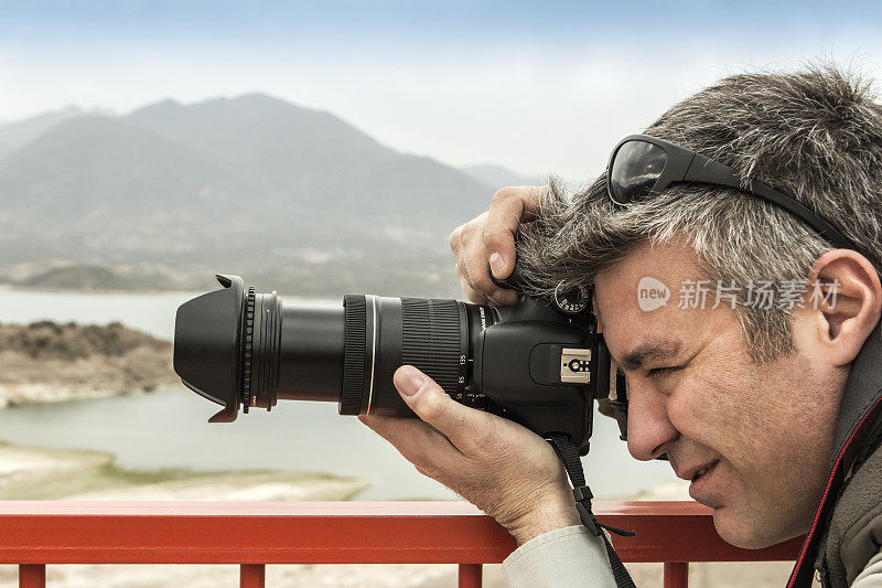 一名男子在波特雷里洛斯湖拍照。Lujan de Cuyo，门多萨，阿根廷。